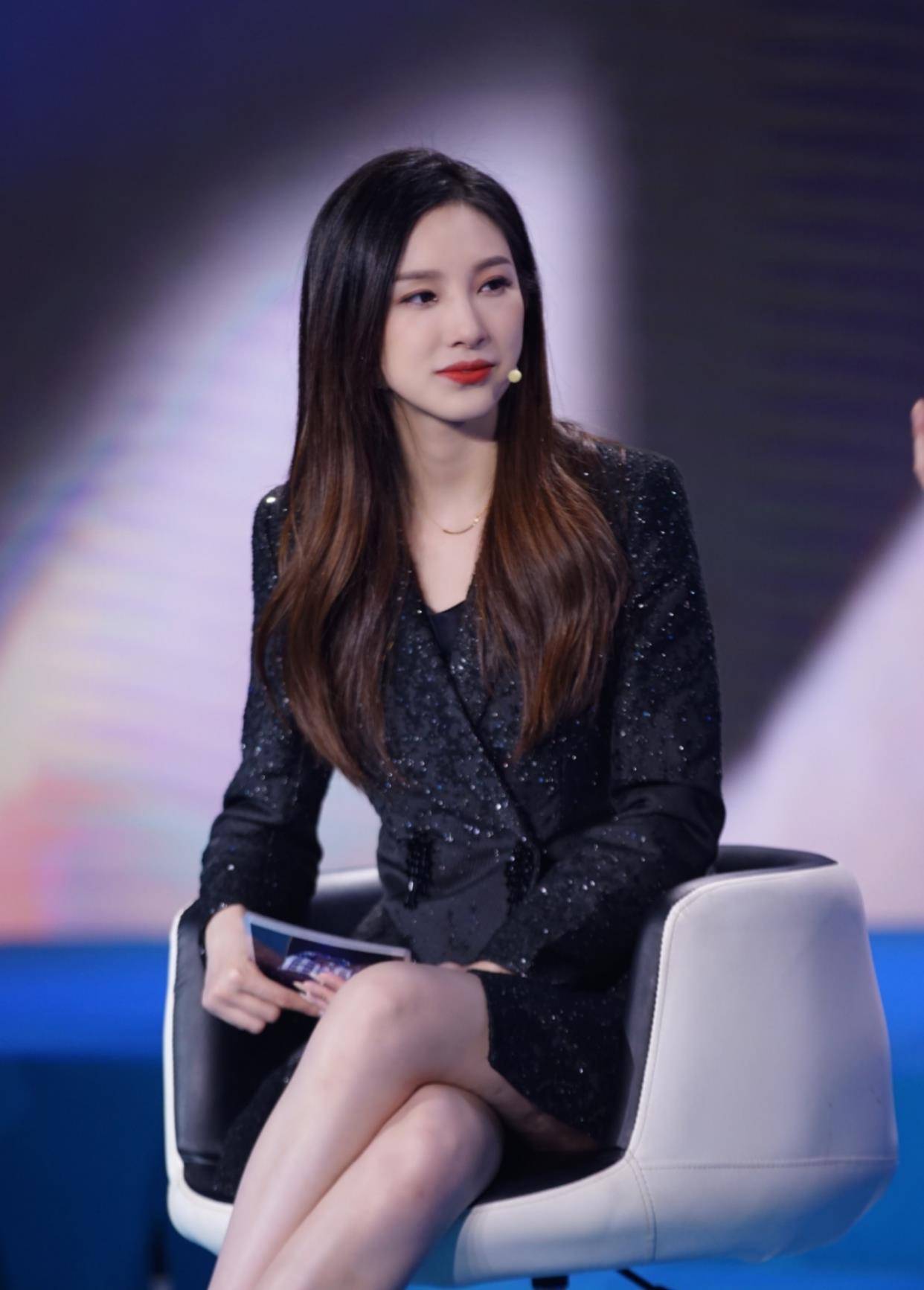 星空·综合(中国)体育网站-
天下足球玉人主持换事情？主持新节目尽显好身材！27岁只身受关注(图5)